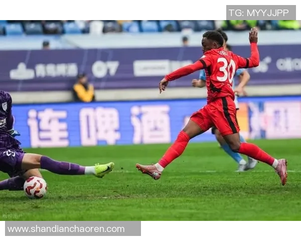 武汉卓尔与上海上港激战正酣比赛结果引发球迷热议与期待